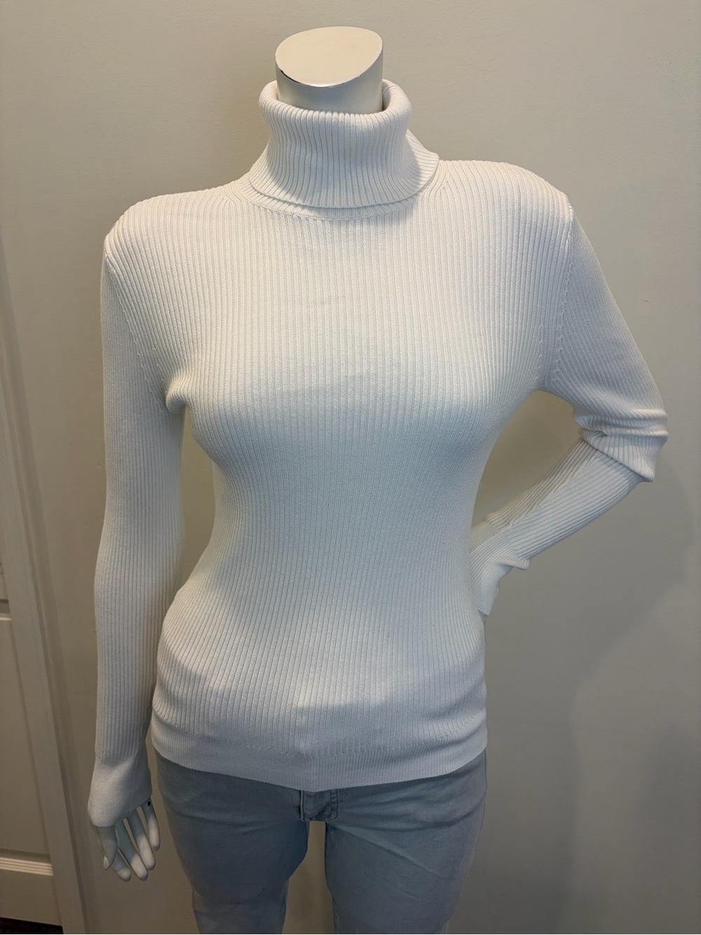 ABERCROMBIE & FITCH White Ribbed Turtleneck Sweater